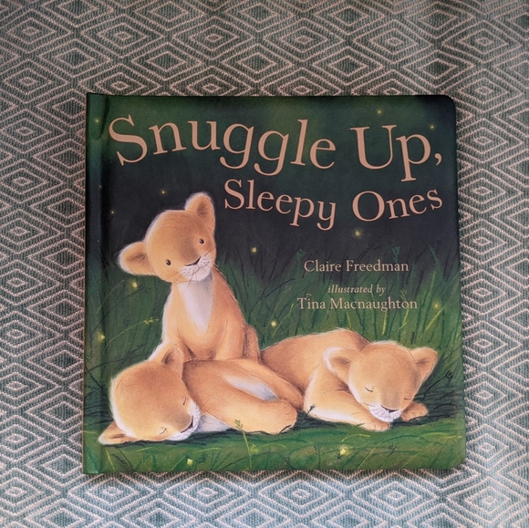 Snuggle Up & Love is a Handful of Honey Board Book - Picture 5 of 12